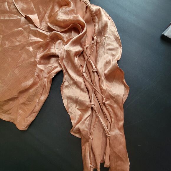 NWT Guess Small Nia Gold Cold Shoulder Ruffle Top - Picture 3 of 6